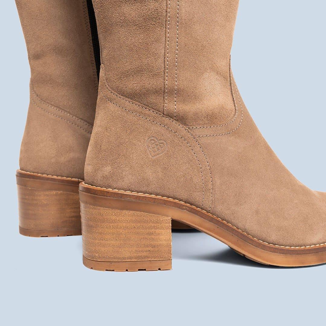 Bota de piel Azalia en serraje taupe, calzado hecho en España - foto 4