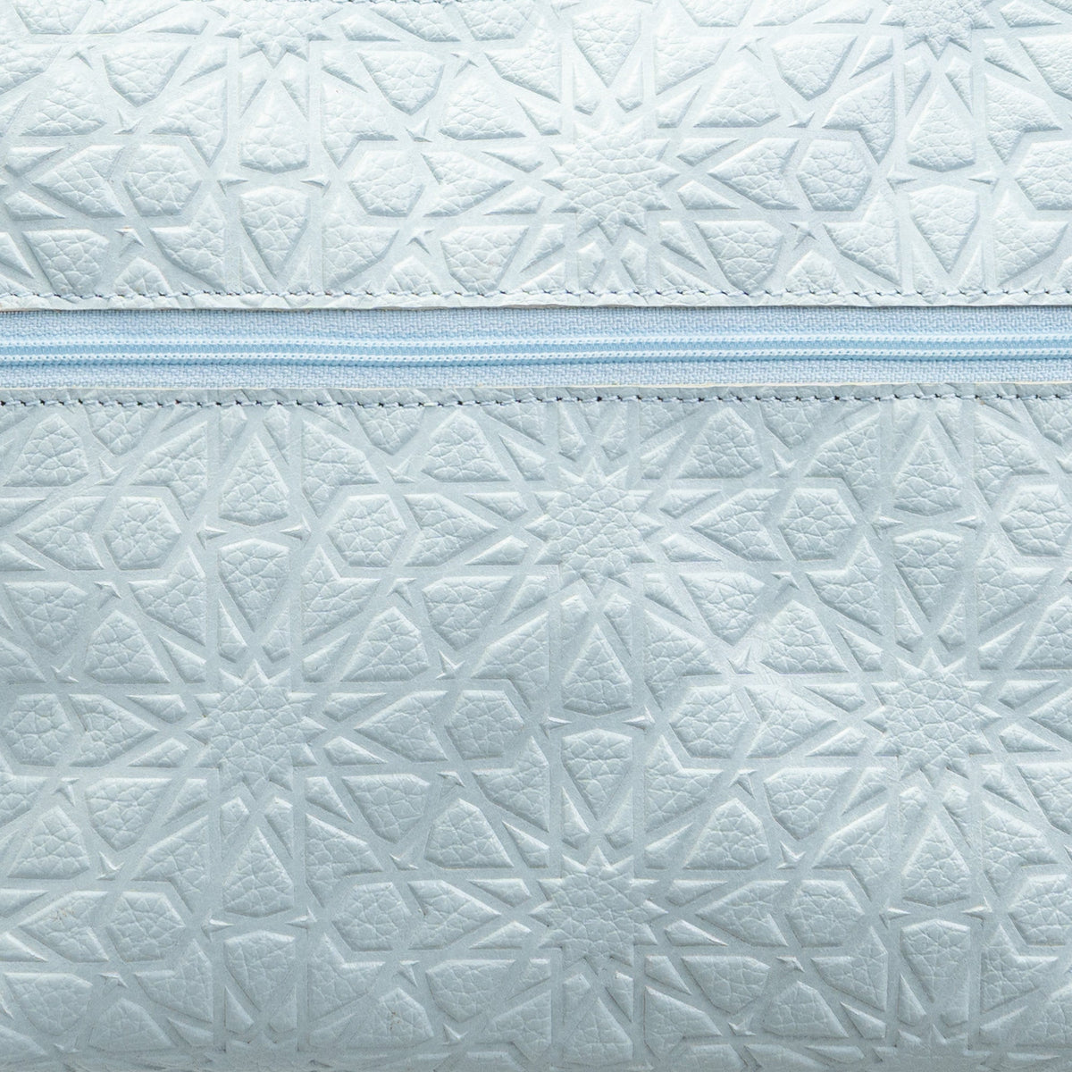 Bolso bandolera de piel grabada – Azul claro