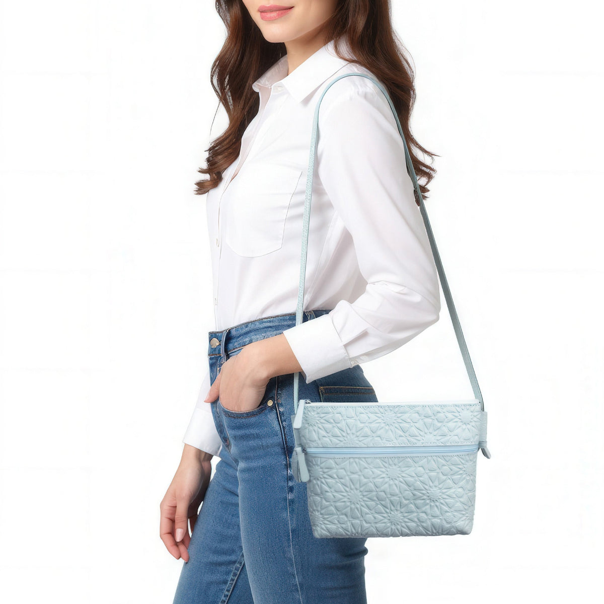Bolso bandolera de piel grabada – Azul claro