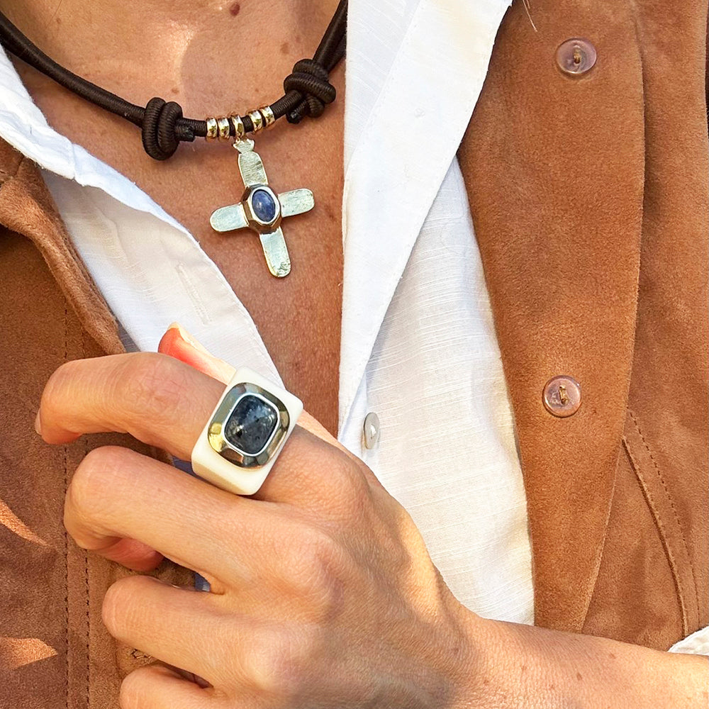 Anillo mujer crema con labradorita