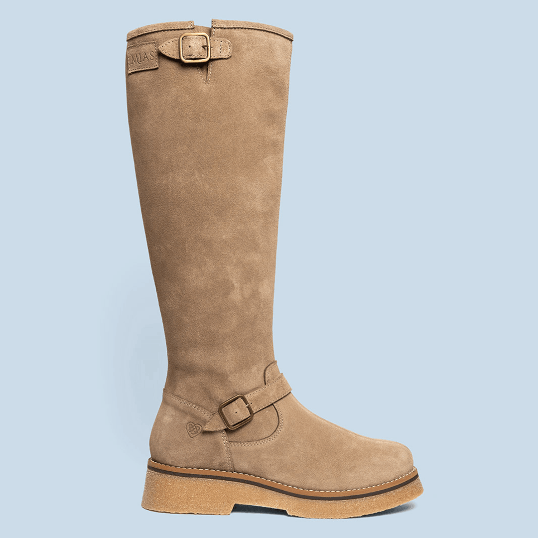 Bota plana Minerva en serraje taupe, calzado hecho en España - foto 3
