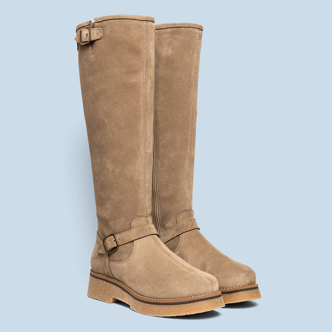Bota plana Minerva en serraje taupe, calzado hecho en España - foto 1