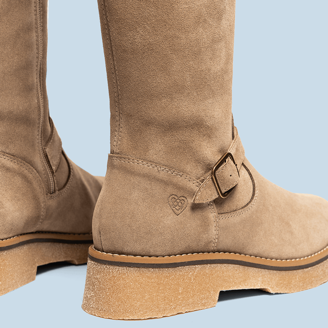 Bota plana Minerva en serraje taupe, calzado hecho en España - foto 5