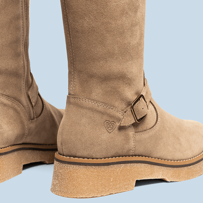 Bota plana Minerva en serraje taupe, calzado hecho en España - foto 5