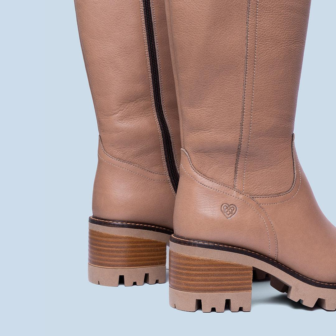 Bota alta de tacón Helsa en piel taupe, hecha en España - foto 3